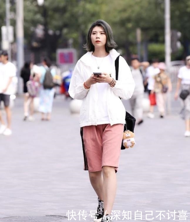 『气质』美女街拍穿搭靓丽的小姐姐,气质紧身裙,彰显出曼妙身材