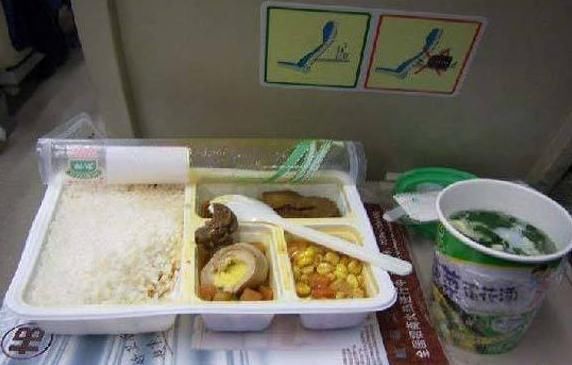  【卖盒饭】一趟火车有这么多乘客，为什么几十份的盒饭却卖不完