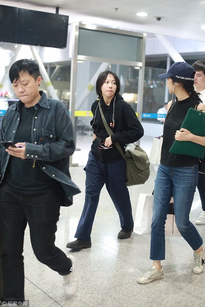 窦靖童腰挂搪瓷缸头发似三天没洗 双手叠放身前抿嘴露纹身