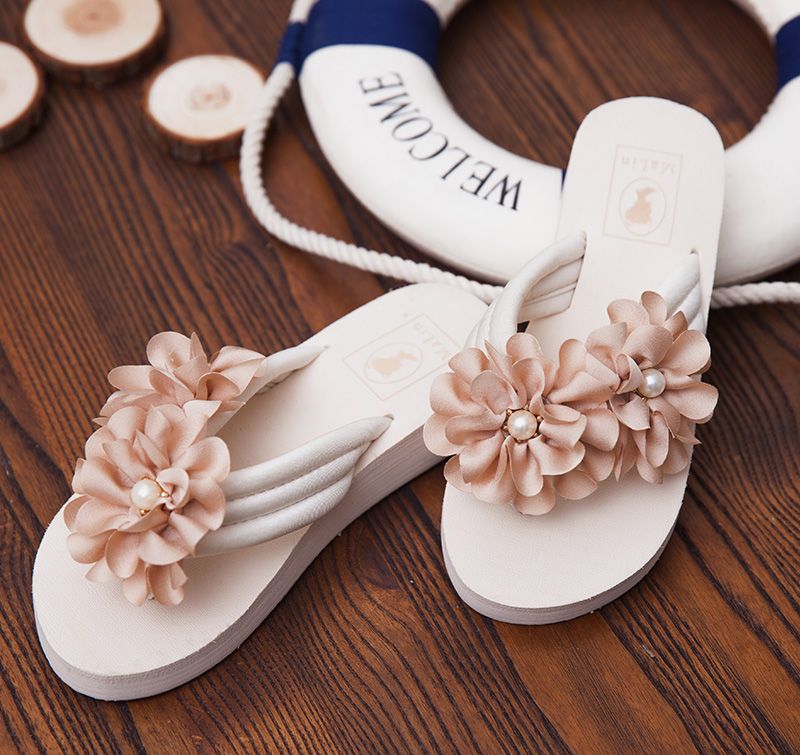 女人，衣服穿的那么美，别被一双拖鞋拉低了品味，美脚配美鞋哦