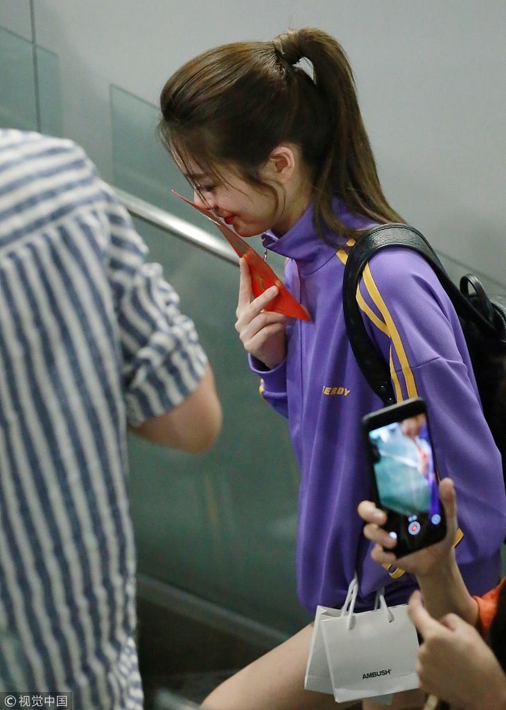 傅菁穿紫色运动装玩下衣失踪秀腿展青春  举“大吉大利”红包挡脸