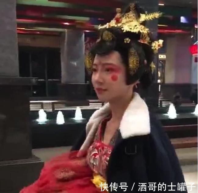  「圈粉」一夜爆红的抖音“不倒翁女神”真人长啥样？脱去贵妃服，颜值圈粉！