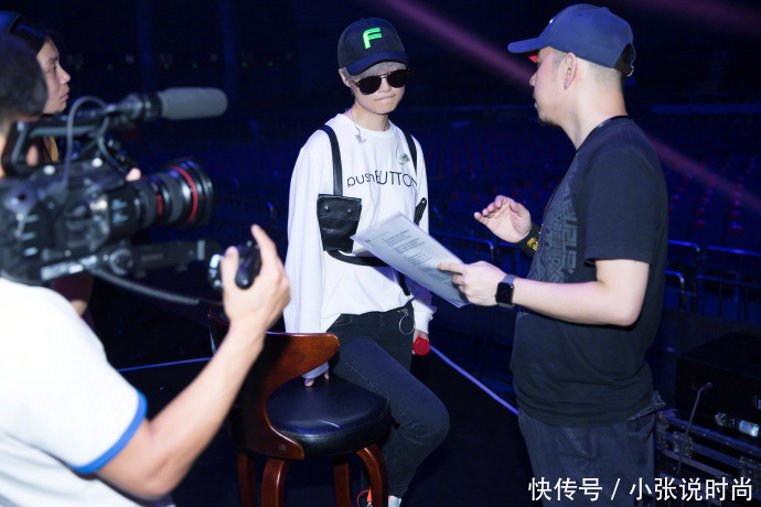 李宇春真猛!彩排时身上还背了个“抢袋”网友:也就只有你特别!!