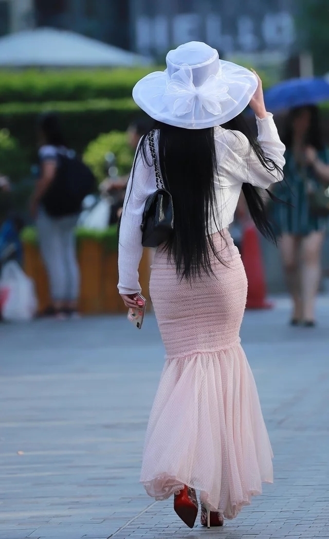 街拍：贤淑优雅的气质美女，连衣包臀的摆尾裙，步履只见，更显迷