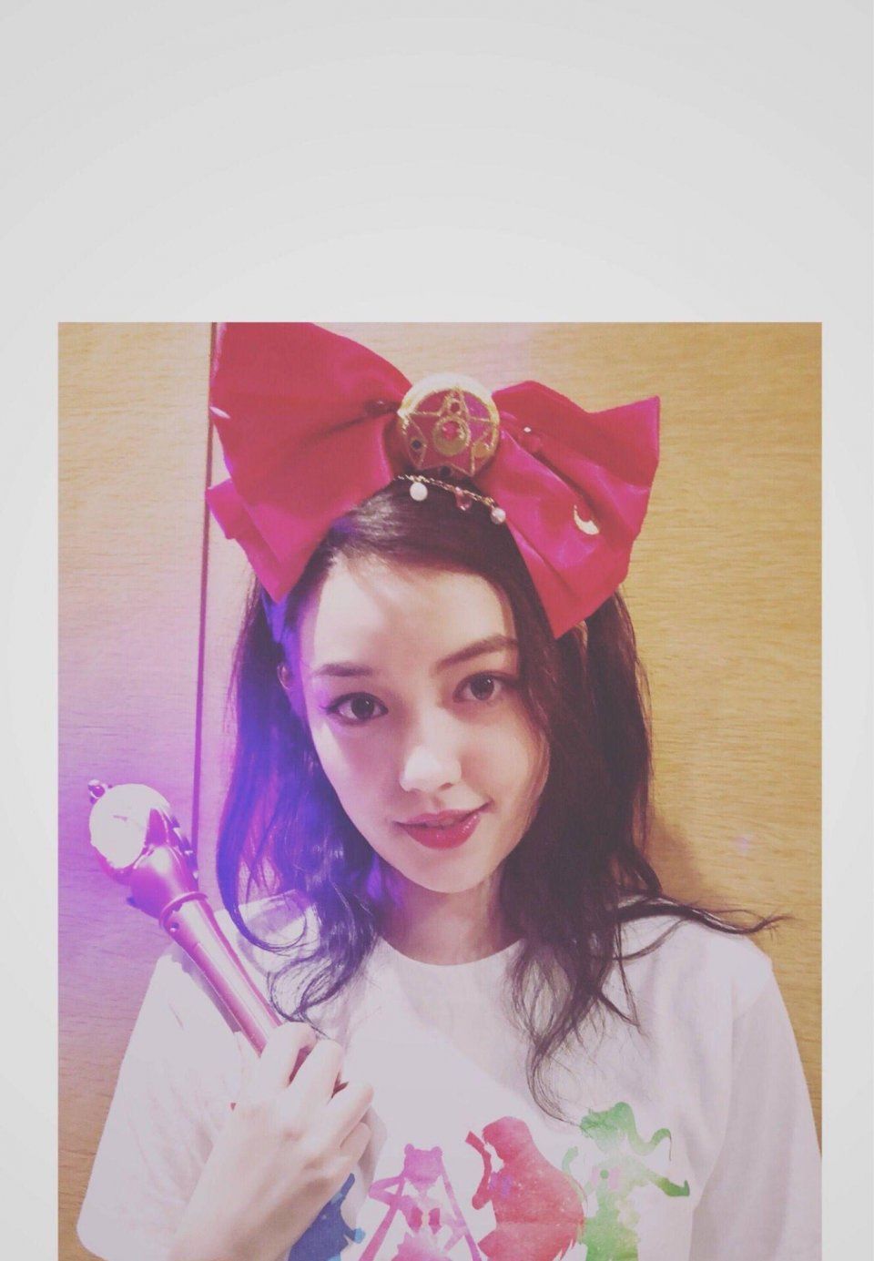 李诗颖这大红蝴蝶结单看挺土，咋人家一整就这么美呢