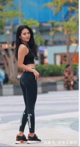 广东街拍：紧身短裙凸显火爆身材，白皙长腿让人大饱眼福