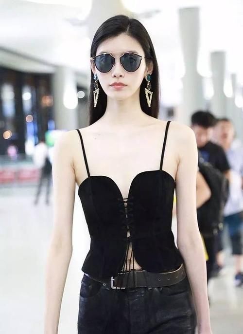 奚梦瑶厉害！这么紧的裤子也硬塞，大腿根的褶皱让人尴尬症都犯了