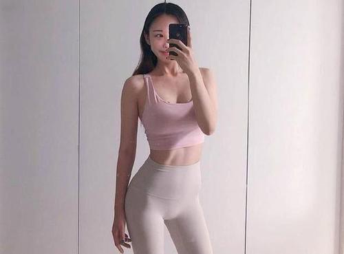 光彩照人的美女穿上紧身打底裤，显出纤细腰肢和迷人的臀部曲线！