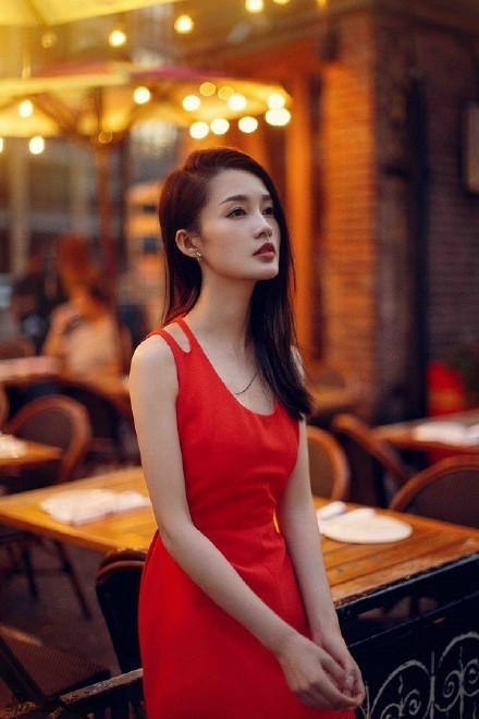 28岁李沁美腻了！一袭红色长裙明媚动人，网友：比孙怡还要美