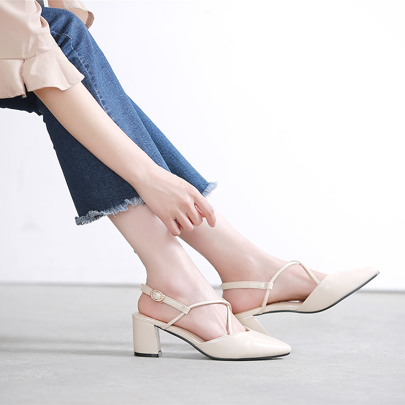 秋天来了，赶紧换掉过时的鞋，时尚女人现在流行穿这样的女鞋