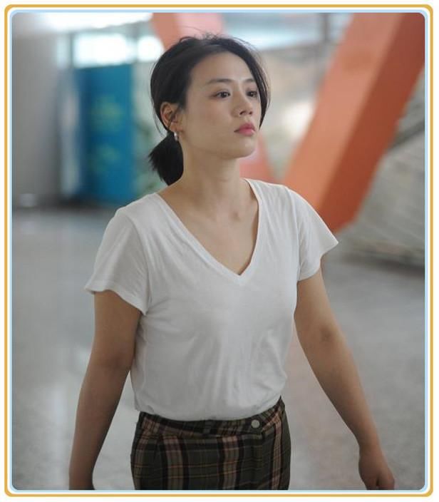 没张韶涵的小蛮腰真别穿紧身T恤，像马思纯一样勒出赘肉就尴尬了