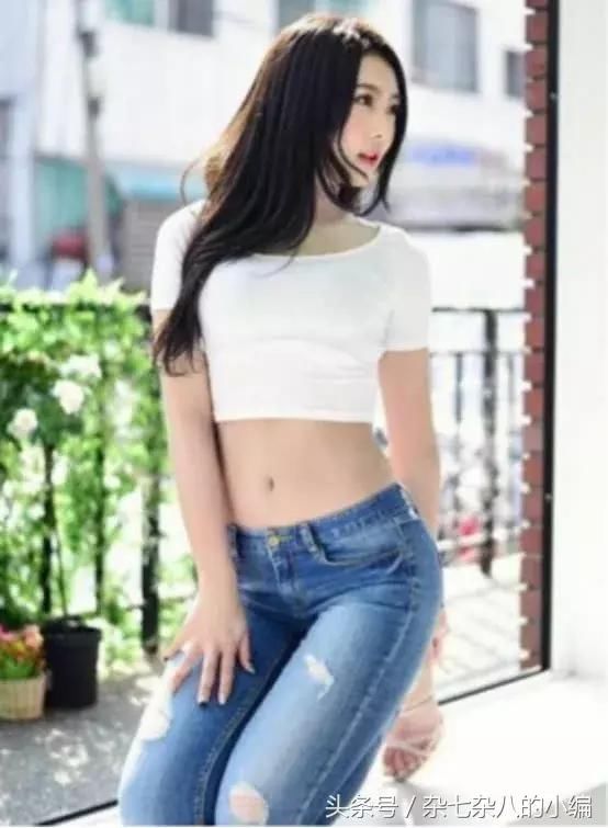 牛仔裤是一种时尚的象征，也是这个季节不能缺少的穿搭!