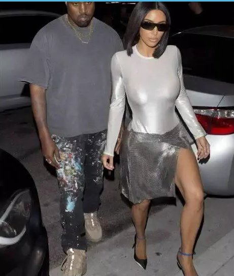 卡戴珊瘦成108斤?穿低领吊带性感十足，但看到裤子后我沉默了!