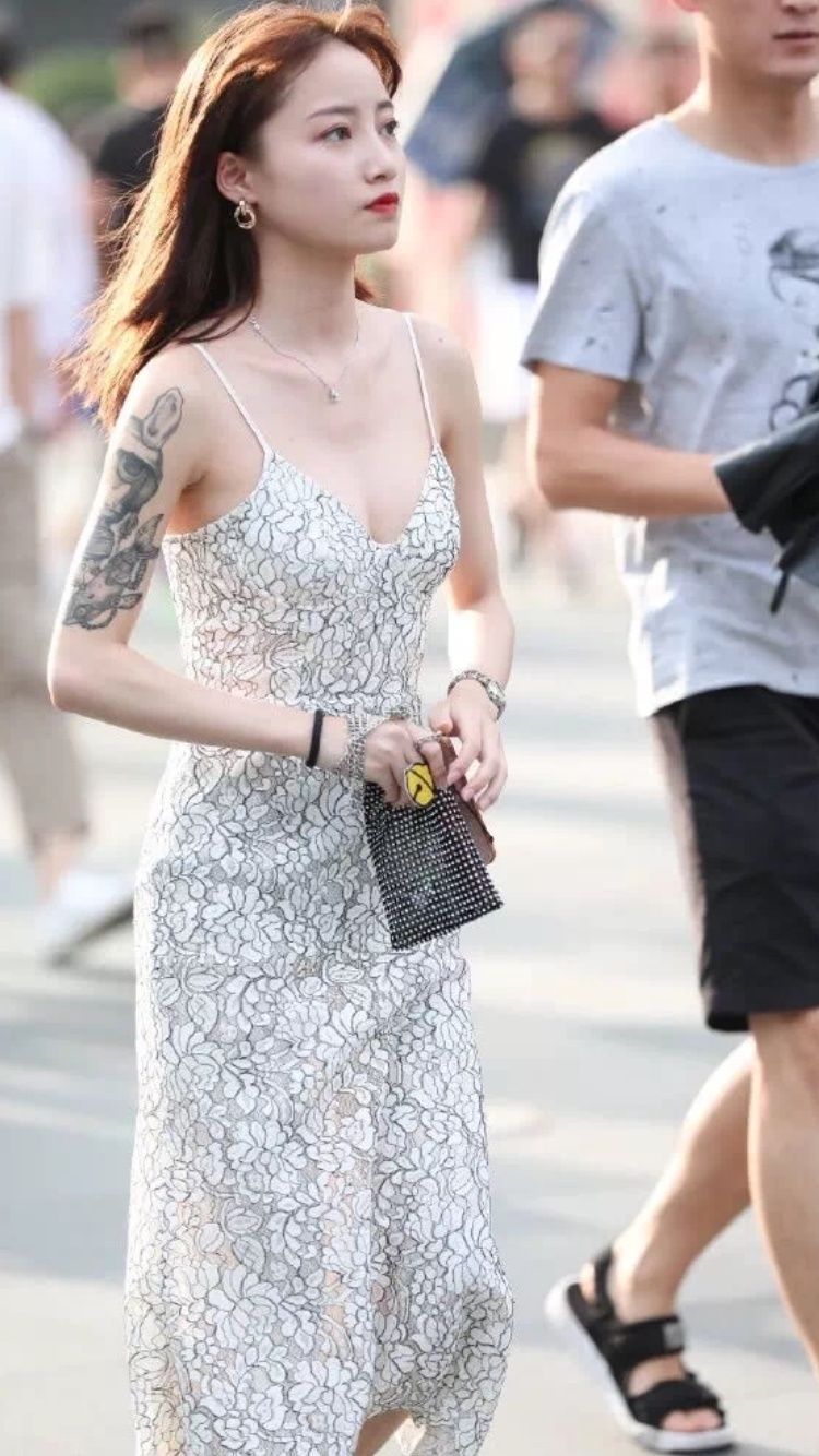 街拍丨吊带连衣裙衬托曼妙身材，可惜……