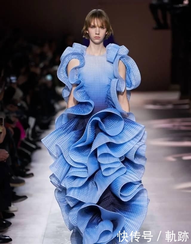  『花朵』2020开春 流行穿“开满花”的裙子，谁穿谁美！