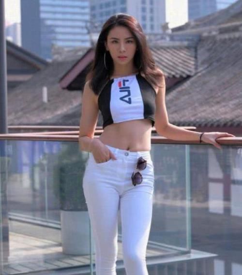  『优雅』养眼女神街拍：皎若秋月的美女，一件黑色上衣配白色裙子，时尚优雅迷人