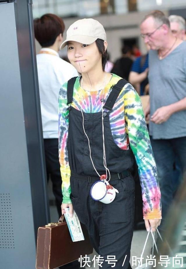 窦靖童现身机场打扮怪异，这是效仿王菲的风格学跑偏了吗