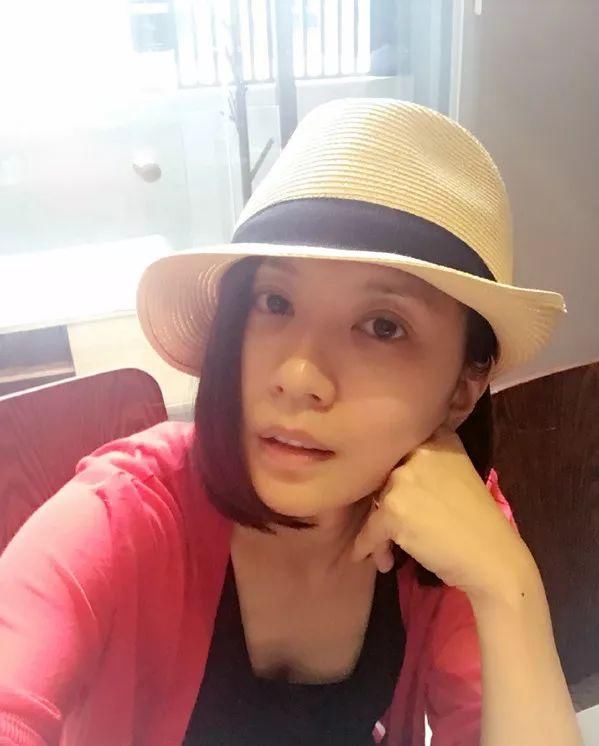 不信｜42岁贾静雯颜值有Bug了？原来这个地方有道纹真的会显老