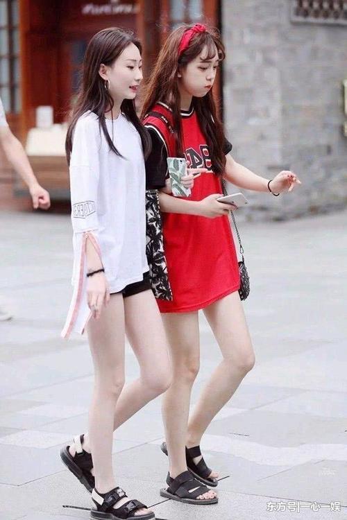 街拍：气质迷人个性的小姐姐，外表上柔美自然很吸引目光!