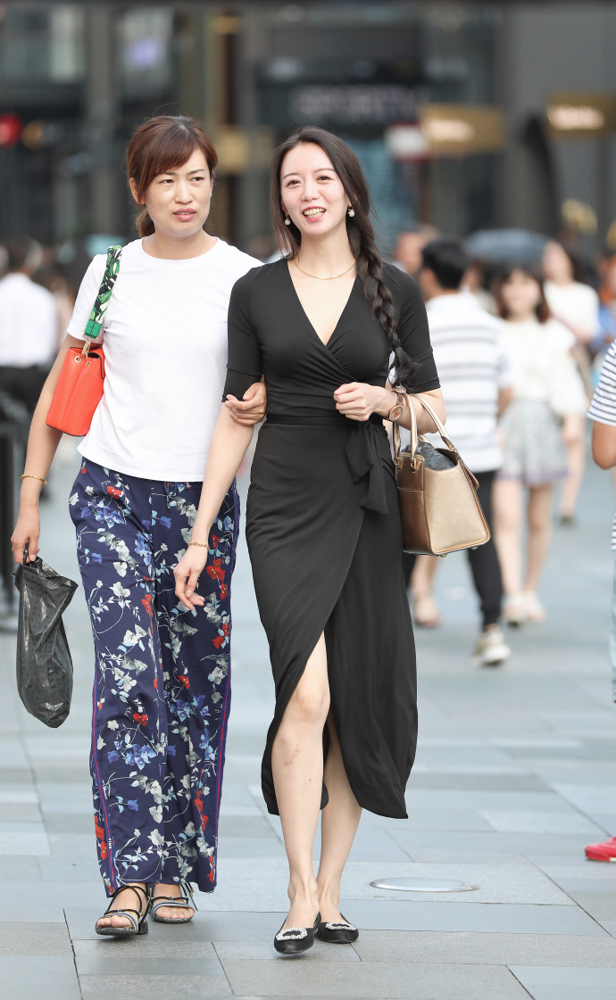 街拍：穿包裹长裙的小姐姐，这高腰版形不怕走光吗?