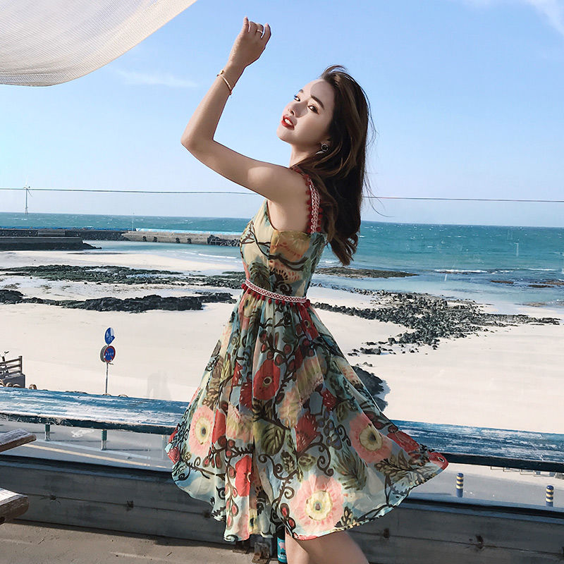 快看，海边小姐姐衣服好撩人，女人看了三回头，男人看了挪不开眼