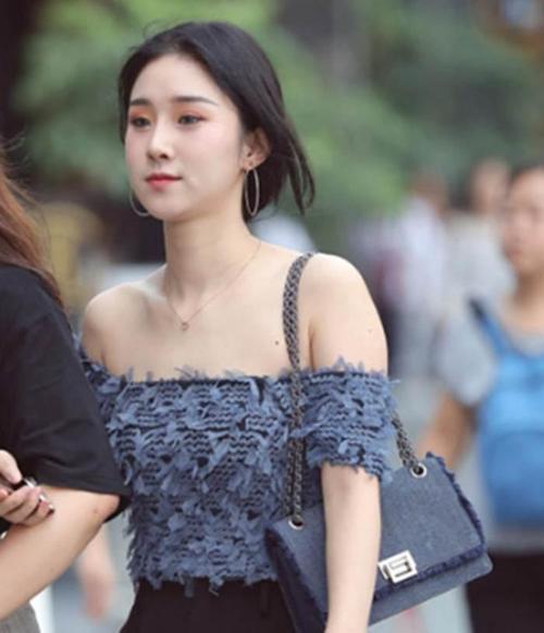 街拍：到了露大腿的季节，各式各样的小姐姐争相打扮，你喜欢吗？