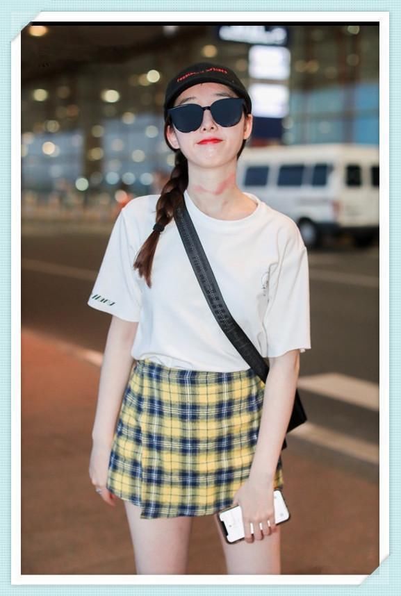 当蒋梦婕和关晓彤同穿格纹短裙，网友：终于见识到大长腿最高形式