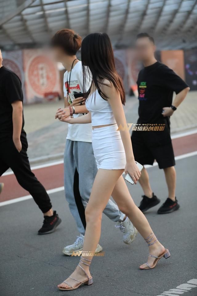 路人街拍，小姐姐笑容好甜，长得真美