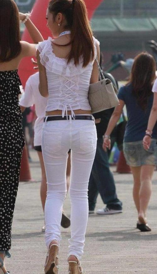 白色休闲裤, 小姐姐的穿着让人陶醉, 网友: 身材相当好!