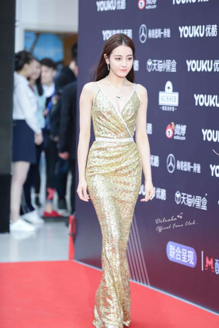 终于看清热巴的身材了, 蜂腰大胯很是吸睛, 网友: 妈我要娶她!