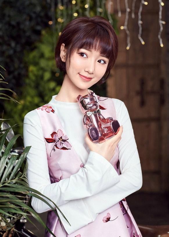 毛晓彤是闹哪样？穿一双45码高跟鞋，用“牙签”支撑不怕断吗