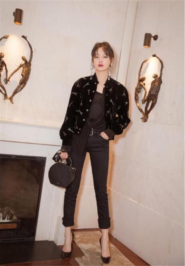 关晓彤穿波形条纹连衣裙，撞衫32岁辛芷蕾，气质完全被压了下去