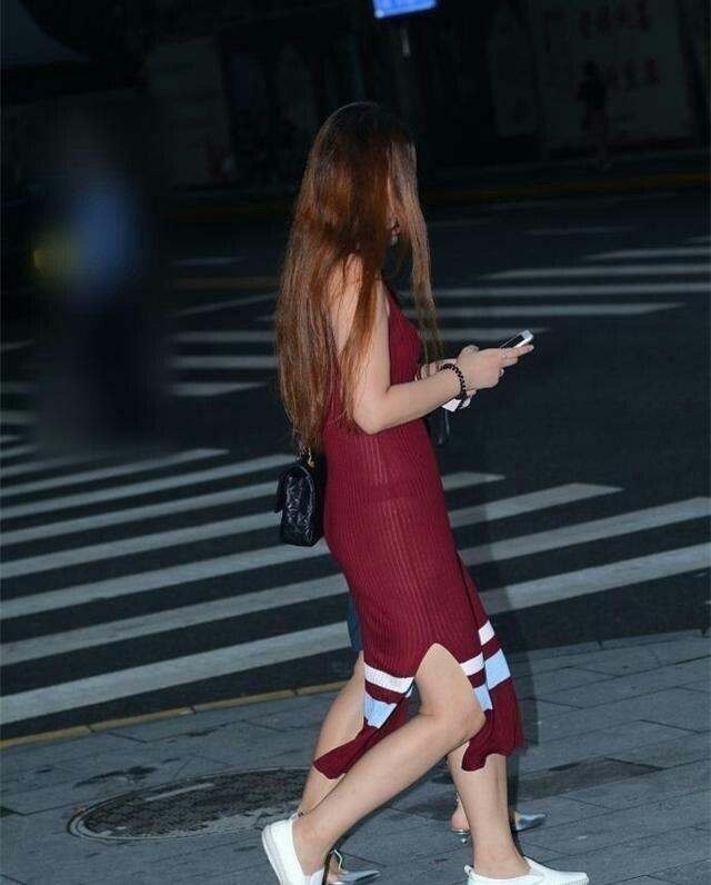 街拍：紧身包臀裙凸显成熟女人丰腴身材，这样穿和不穿没区别