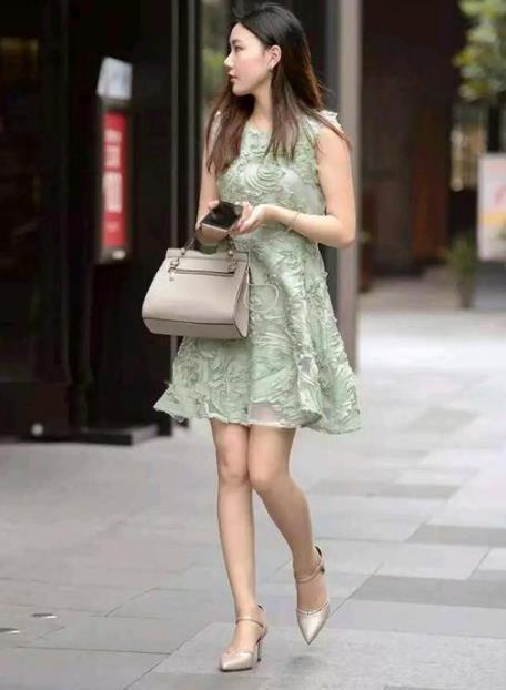  吊带|街拍：长发披肩的美女，身穿黑色的吊带连长裙，魅力十足