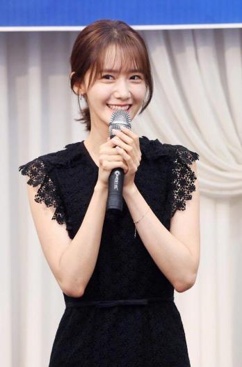 林允儿获得年度最佳上镜奖，一身黑色连衣裙，全身散发着女神气质