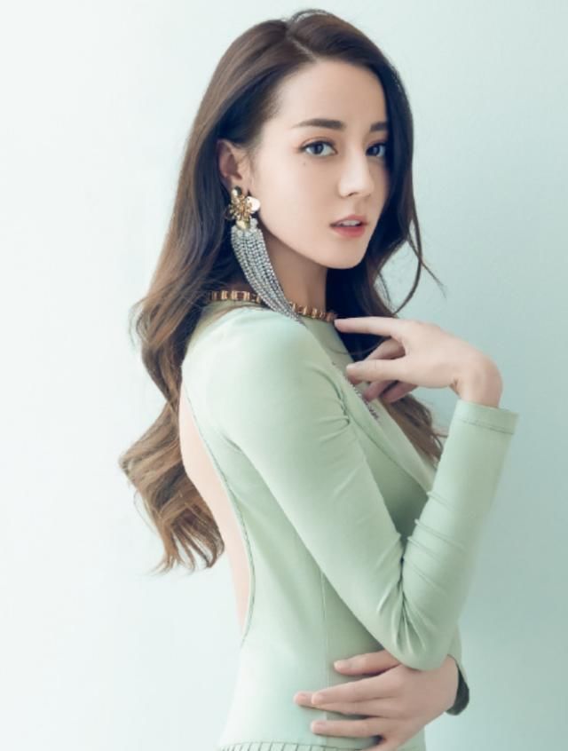  【婚纱】有种“个性”叫热巴穿婚纱，别人都是穿高跟鞋，但是她非要搞特殊