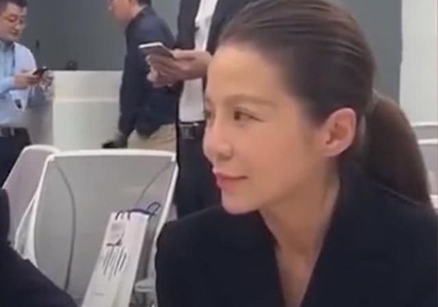 鱼尾纹|46岁朱迅真老了,穿黑西装配素颜显成熟,笑容真实但却难掩鱼尾纹