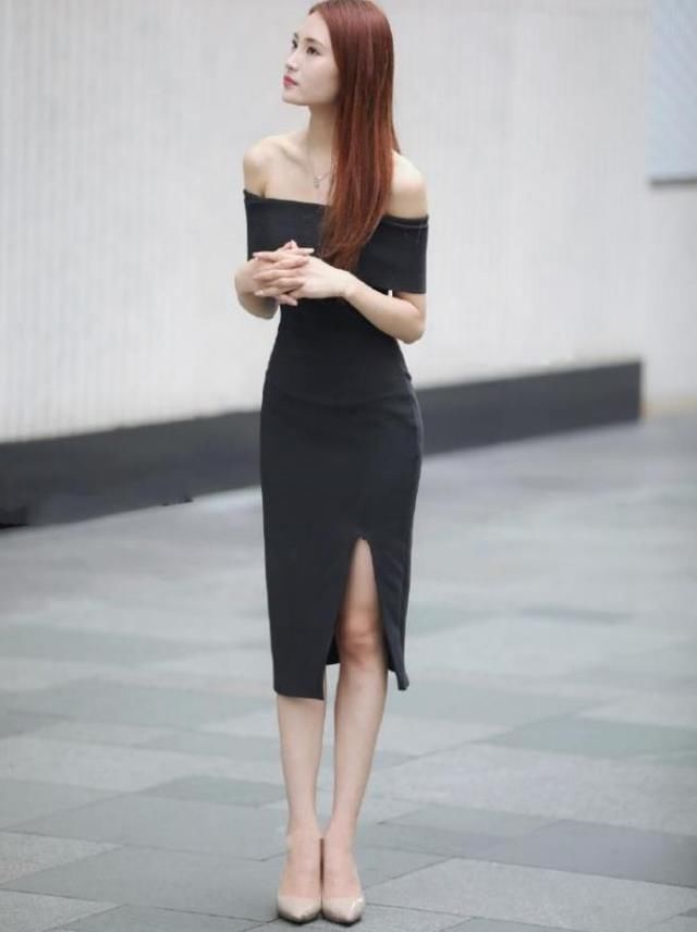  『一字』街拍：千娇百媚的美女，一件黑色的一字肩连衣裙，时尚魅力