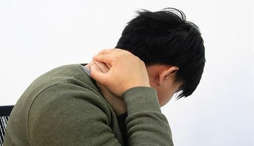 『消除』脖子后面鼓起的“富贵包”,究竟是啥?怎么才能消除?