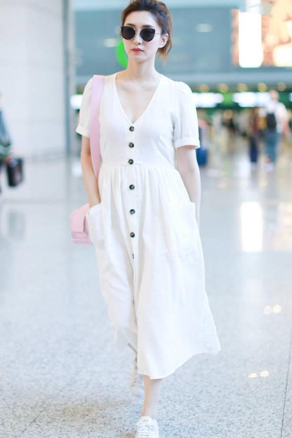 江疏影穿上小白裙, 竟把刘雯给比下去, 网友: 超模遇到对手了!