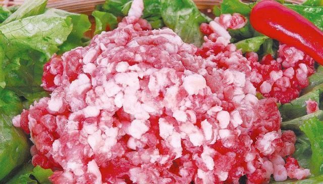「将花椒和生姜」包肉馅饺子时,牢记两点窍门,包出的饺子更鲜更嫩,咬一口忘不掉