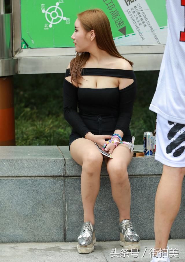 白白嫩嫩的小姐姐，穿个性抹胸装，紧绷尽显圆润上围，很有女人味