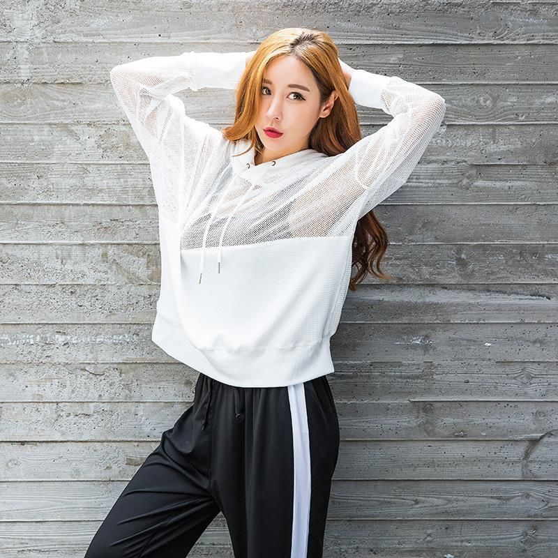 现在女人真开放，天天紧身上衣+紧身裤，凸显S型曲线，还真好看