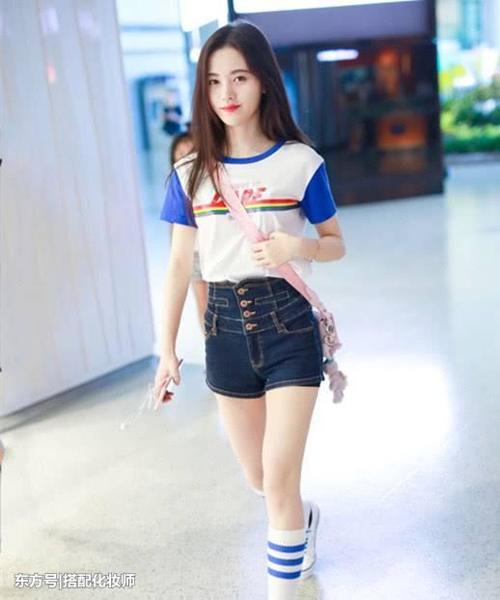 女星留长直发，杨超越比较清纯，鞠婧祎稍显妩媚！
