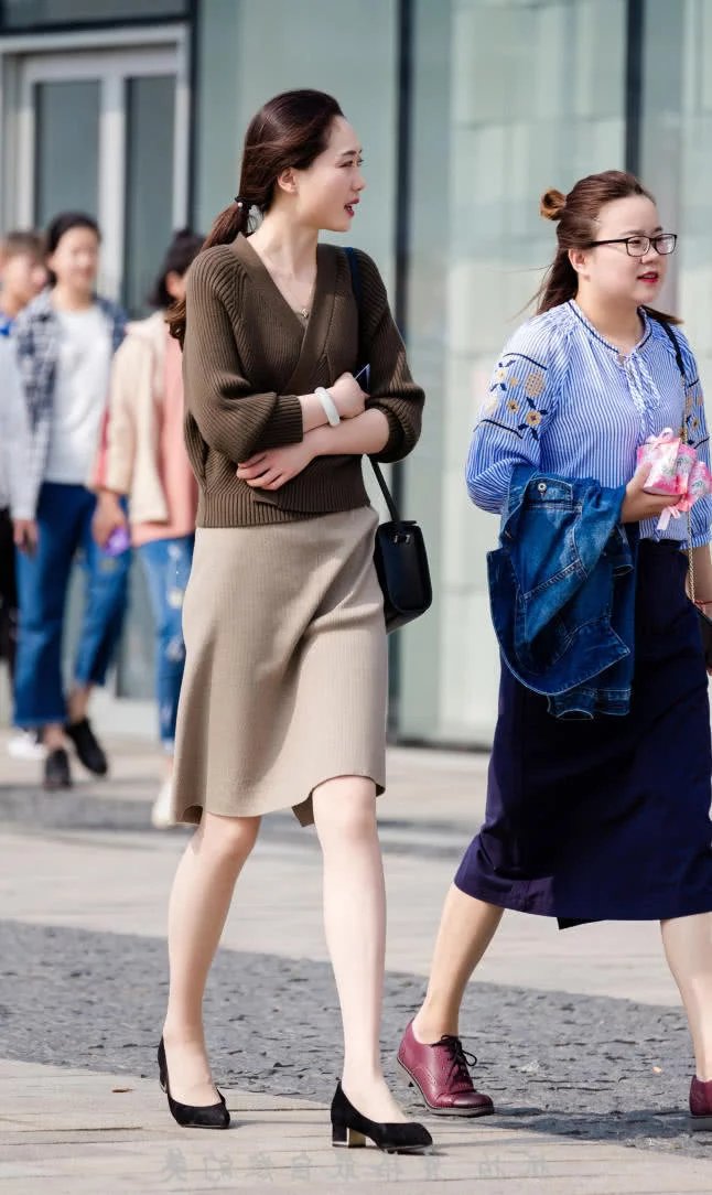 身材高挑的小姐姐，再怎么强大的闺蜜，也只能够做小姐姐的绿叶