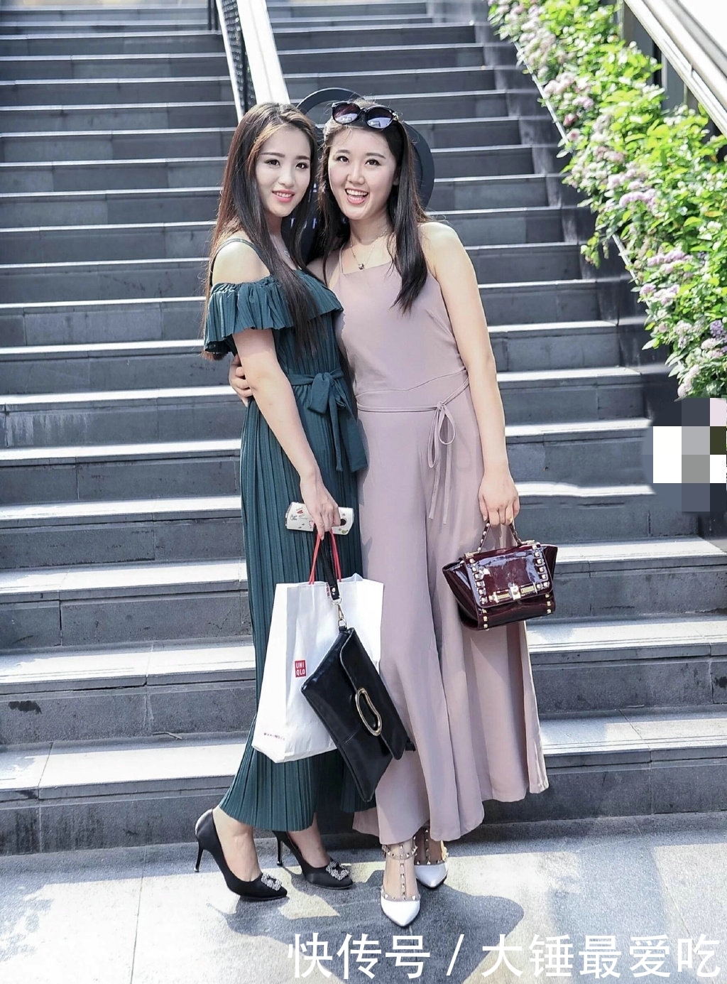 『漂亮』两位漂亮的美女,站立街头宛如一对姐妹花,性感优雅