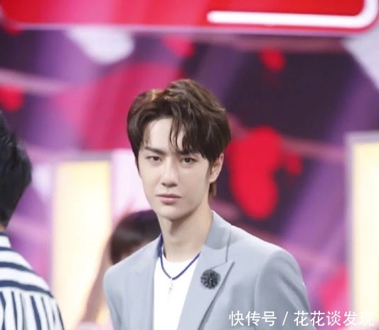  包间@接地气！汪涵与好友就餐不坐包间，边吃饭还脱鞋光脚
