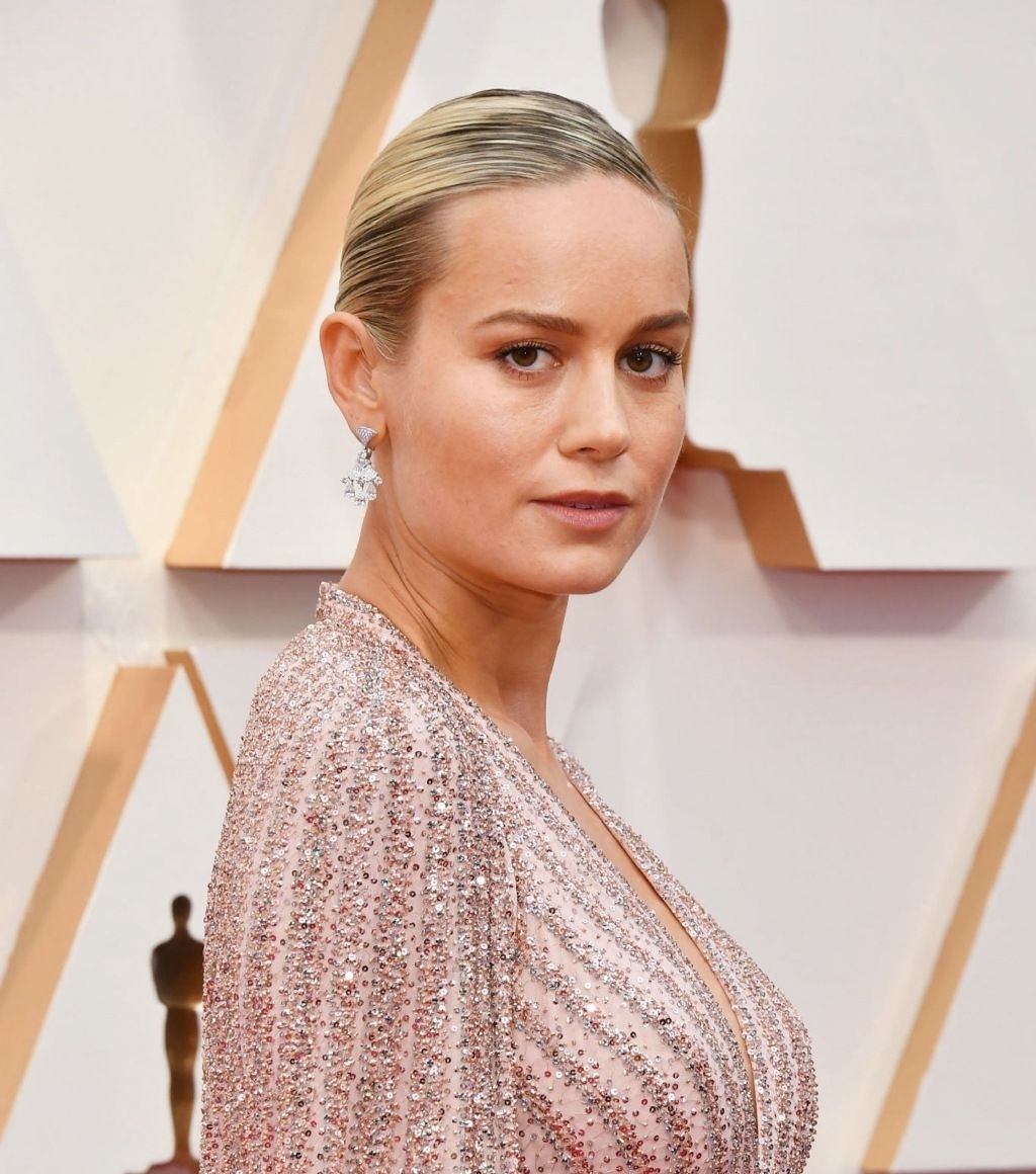  「不少」“惊队”布丽·拉尔森现身活动！容颜虽憔悴不少，身材却让人惊艳