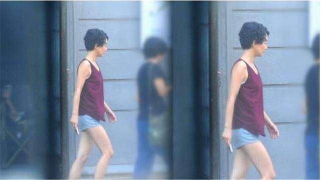 “吊带裙、牛仔裤、拖鞋”的标配，让她自称是“批发商”！