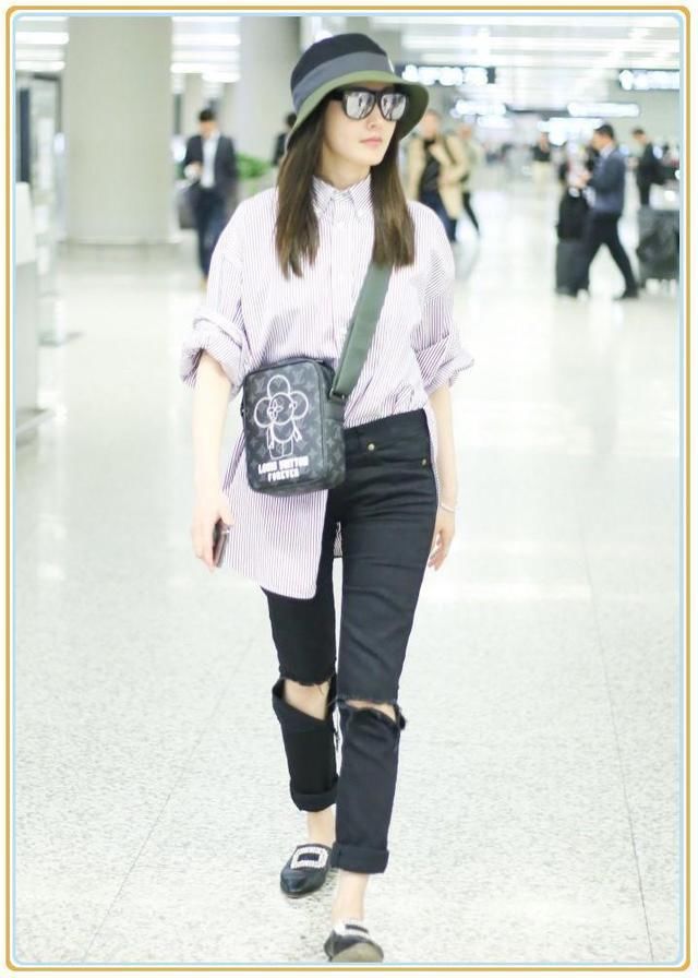 张天爱一袭黑色长裙华丽现身，却被助理紧身T抢镜，网友：尴尬不